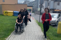 Ve čtvrtek se studenti třídy 3.V v rámci hodiny pečovatelství vydali do ulic Zábřehu s kompenzačními pomůckami. Na vlastní kůži si tak vyzkoušeli, s jakými bariérami se mohou potýkat lidé s postižením ve městě. 