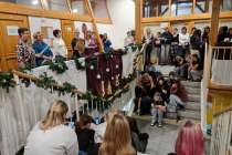Advent - Zapálení 1. adventní svíce a zpívání na schodech