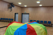 Mateřinka - nesoutěžní přehlídka pódiových vystoupení dětí z mateřských škol v kulturním domě. Třída 1.S pomáhala při organizaci.